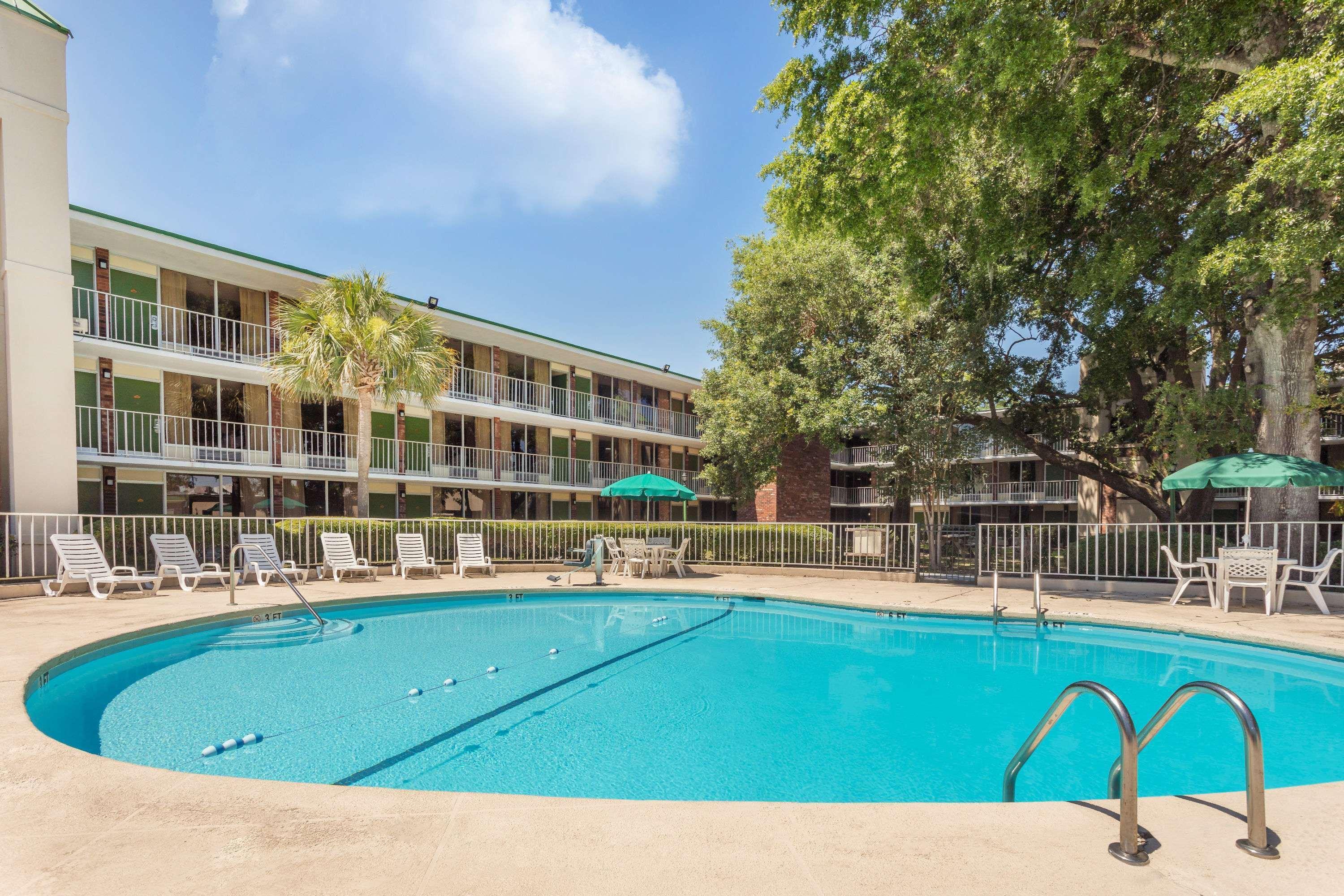 Days Inn By Wyndham Mt Pleasant-Charleston-Patriots Point Ngoại thất bức ảnh